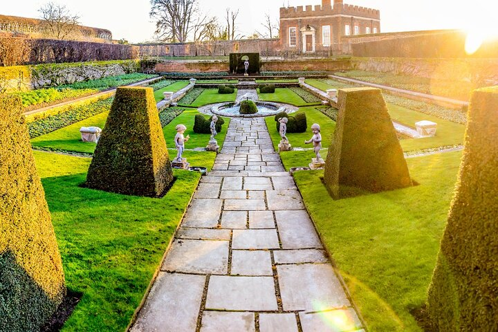 Hampton Court Walking Tour  - Photo 1 of 8